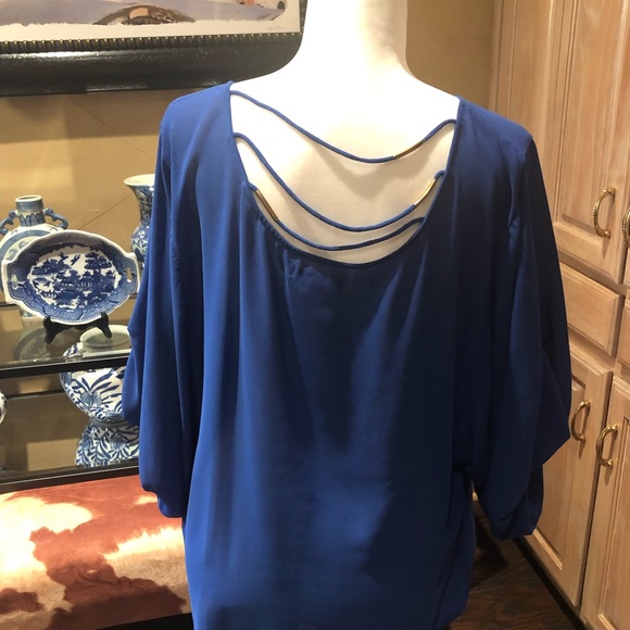 Cute blue top in size small. Runs more like medium - Picture 3 of 3